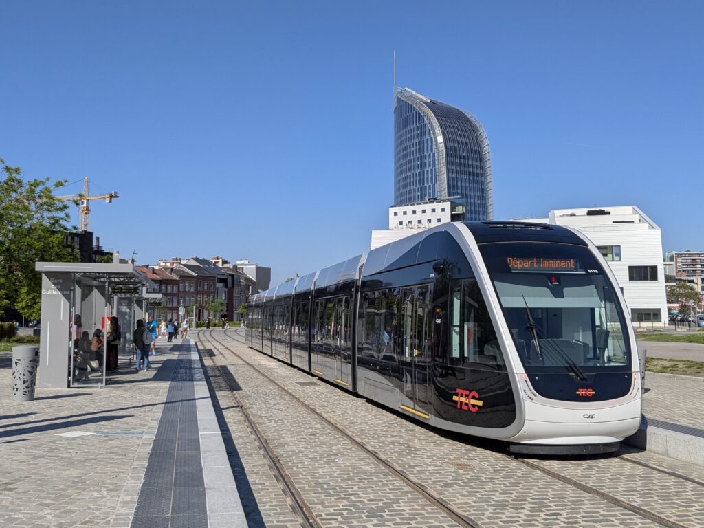 Vue_d'un_tram_sur_le_place_de_la_gare_Guillemins
